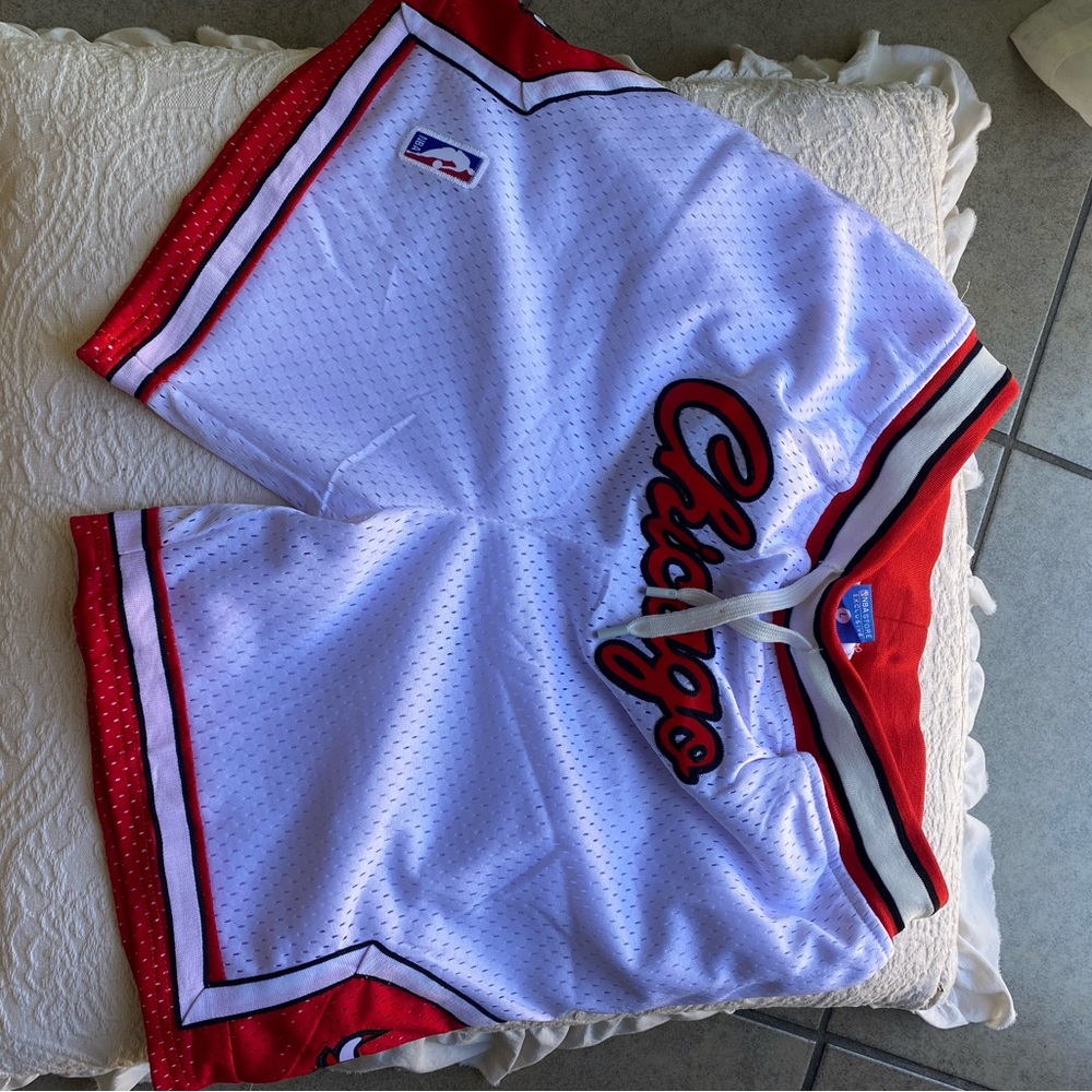 Chicago Bulls large shorts